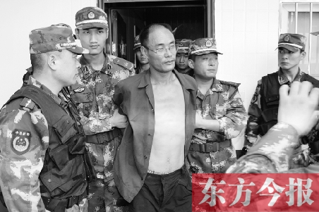 7月27日13時50分許,駐馬店市西平縣的“7·25”連環殺人案犯罪嫌疑人丁金華(左三)在禹州落網 7月27日13時50分許,駐馬店市西平縣的“7·25”連環殺人案犯罪嫌疑人丁金華(左三)在禹州落網