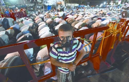 當(dāng)?shù)貢r(shí)間28日晚,在埃及開(kāi)羅納賽爾城,一名小男孩頭戴防毒面具參加穆兄會(huì)的集會(huì)示威。 當(dāng)?shù)貢r(shí)間28日晚,在埃及開(kāi)羅納賽爾城,一名小男孩頭戴防毒面具參加穆兄會(huì)的集會(huì)示威。