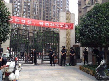 成都成華區發生警匪槍戰 兩疑犯被制服1人在逃 成都成華區發生警匪槍戰 兩疑犯被制服1人在逃