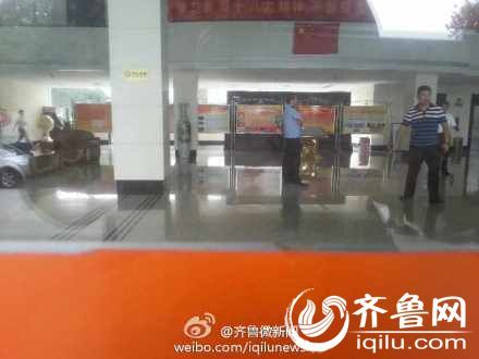 8月8號下午14時許,一女子在山東省衛生廳辦公大樓三樓的一間辦公室內,被一名年輕男子劫持。 8月8號下午14時許,一女子在山東省衛生廳辦公大樓三樓的一間辦公室內,被一名年輕男子劫持。