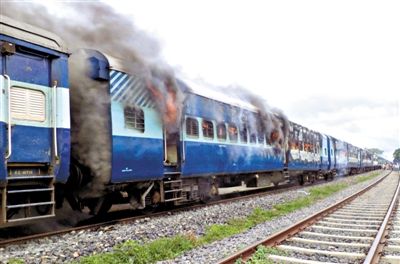 19日,撞人的火車被民眾點燃。 19日,撞人的火車被民眾點燃。