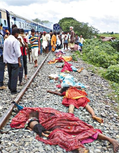 19日,事故現場遇難者的遺體。 19日,事故現場遇難者的遺體。