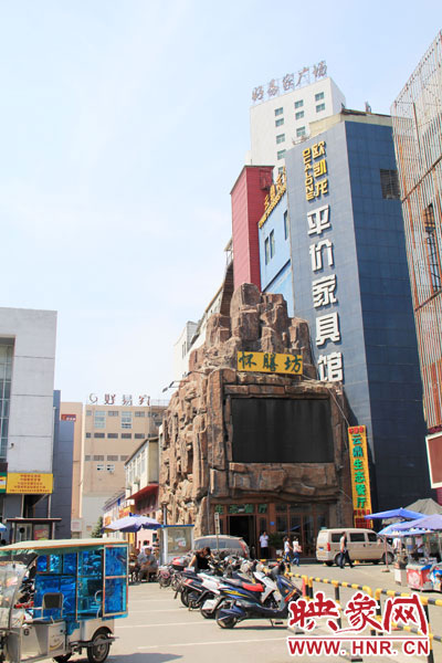 在該酒店一層的入口處,屹立著一座4層樓高的假山,氣勢雄偉。 在該酒店一層的入口處,屹立著一座4層樓高的假山,氣勢雄偉。