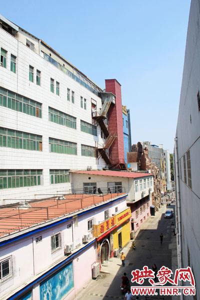 該家具賣場共6層樓,第7層建筑與其他樓層風格迥然不同,有明顯后期加蓋痕跡 該家具賣場共6層樓,第7層建筑與其他樓層風格迥然不同,有明顯后期加蓋痕跡