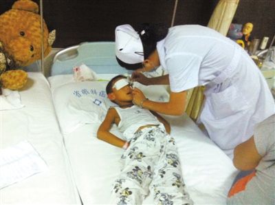 昨日傍晚，山西省眼科醫院醫生給斌斌點了兩次“眼藥水”。