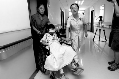 昨天，斌斌被推出病房，準(zhǔn)備換藥。記者 譚青/攝