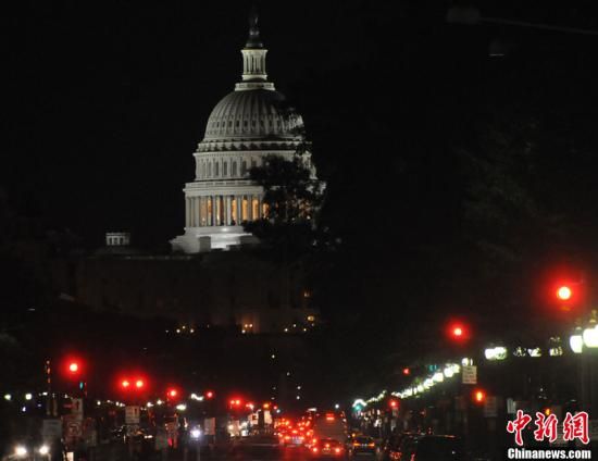 入夜后國會山前警燈一片,加強警戒。中新社發 德永健 攝 入夜后國會山前警燈一片,加強警戒。中新社發 德永健 攝