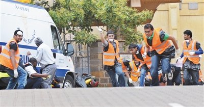 肯尼亞部隊強攻商場營救人質 已有62人遇難(圖) 肯尼亞部隊強攻商場營救人質 已有62人遇難(圖)