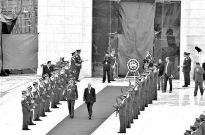 2012年11月27日,開棺檢驗阿拉法特尸骨后,巴方為其舉辦重新安葬儀式。 2012年11月27日,開棺檢驗阿拉法特尸骨后,巴方為其舉辦重新安葬儀式。