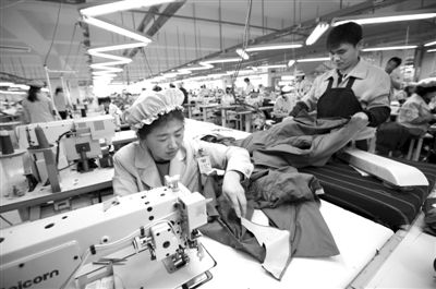 12月19日,朝鮮工人在開城工業園區工作。當日,由二十國集團(G20)的經濟官員、國際金融組織相關負責人以及各國記者等組成的國際代表團訪問工業園區。今年4月朝鮮單方面關閉開城工業園,9月才宣布重開。新華社發 12月19日,朝鮮工人在開城工業園區工作。當日,由二十國集團(G20)的經濟官員、國際金融組織相關負責人以及各國記者等組成的國際代表團訪問工業園區。今年4月朝鮮單方面關閉開城工業園,9月才宣布重開。新華社發