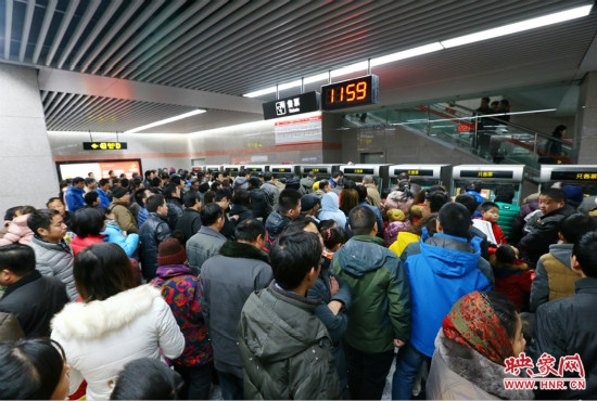 11點59分,紫金山地鐵站售票機前擠滿了買票的市民,場面如同春運 11點59分,紫金山地鐵站售票機前擠滿了買票的市民,場面如同春運