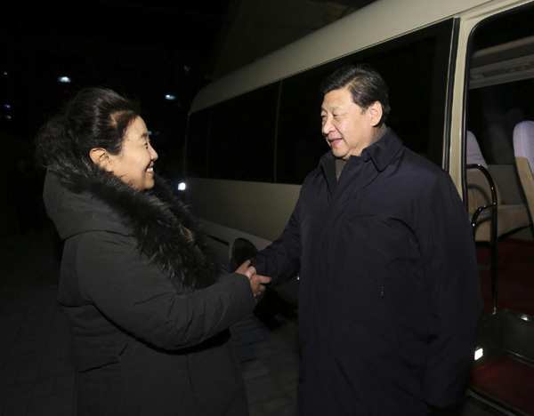 習近平27日晚看望了牛玉儒同志家屬。 習近平27日晚看望了牛玉儒同志家屬。