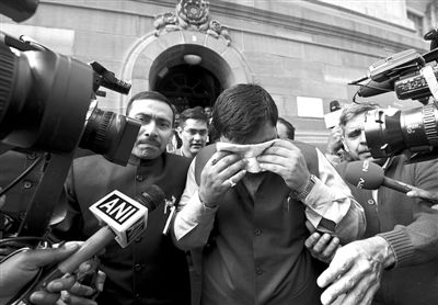 13日,印度議會(huì)下院開(kāi)會(huì)時(shí)發(fā)生混亂,議員打作一團(tuán),甚至有議員噴辣椒噴霧,致使不少議員呼吸困難,倉(cāng)促離 13日,印度議會(huì)下院開(kāi)會(huì)時(shí)發(fā)生混亂,議員打作一團(tuán),甚至有議員噴辣椒噴霧,致使不少議員呼吸困難,倉(cāng)促離