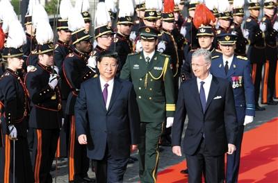 30日,習(xí)近平在會見比利時國王菲利普前,出席菲利普國王在王宮廣場舉行的隆重歡迎儀式。新華社發(fā) 30日,習(xí)近平在會見比利時國王菲利普前,出席菲利普國王在王宮廣場舉行的隆重歡迎儀式。新華社發(fā)