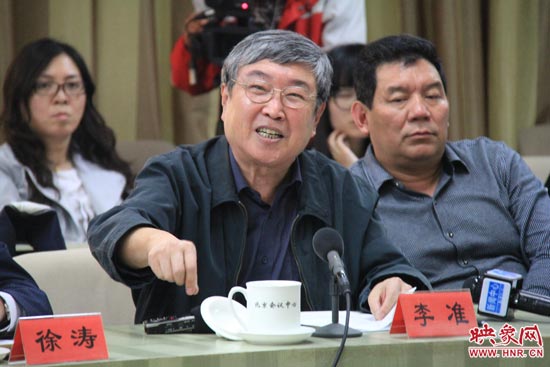 著名評論家李準正在發言 著名評論家李準正在發言