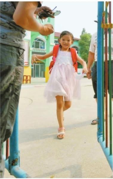 昨日,潛江市浩口鎮第三小學已被戒嚴,下午幼兒園學生放學時,一些家長前來接孩子 昨日,潛江市浩口鎮第三小學已被戒嚴,下午幼兒園學生放學時,一些家長前來接孩子