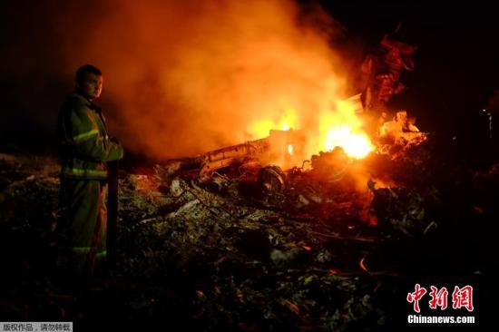 圖為馬航波音777客機在頓涅茨克地區墜毀的現場。