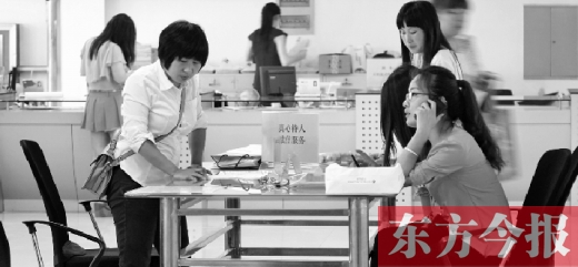 行政審批“瘦身”,不僅提高了行政效率,節約了行政資源,而且最大限度地方便了群眾 行政審批“瘦身”,不僅提高了行政效率,節約了行政資源,而且最大限度地方便了群眾