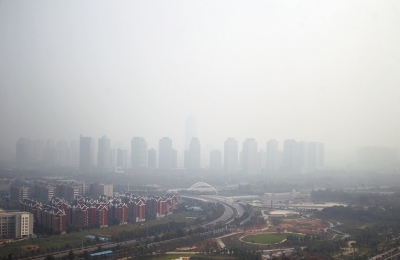 玉米秸稈煙淹了“大玉米”10月7日,霧霾籠罩下的鄭東新區(qū)CBD。 玉米秸稈煙淹了“大玉米”10月7日,霧霾籠罩下的鄭東新區(qū)CBD。