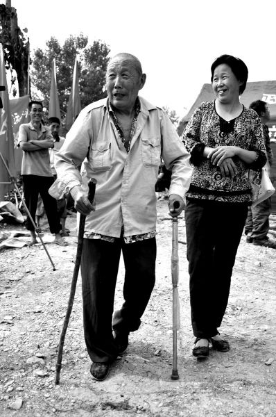 2011年6月26日，何兆勝在三女兒的陪伴下漫步在搬遷現場。