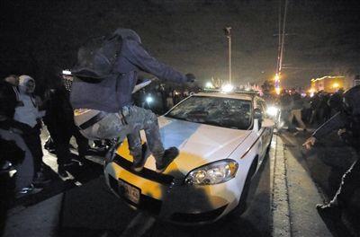 11月24日，圣路易斯市，示威者得知涉案警察被免予起訴消息后表達(dá)不滿。　