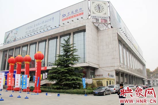 11月28日,記者從鄭州市政府獲悉,河南省人民會堂決定拆除違法存在10多年的巨型樓頂廣告。 11月28日,記者從鄭州市政府獲悉,河南省人民會堂決定拆除違法存在10多年的巨型樓頂廣告。