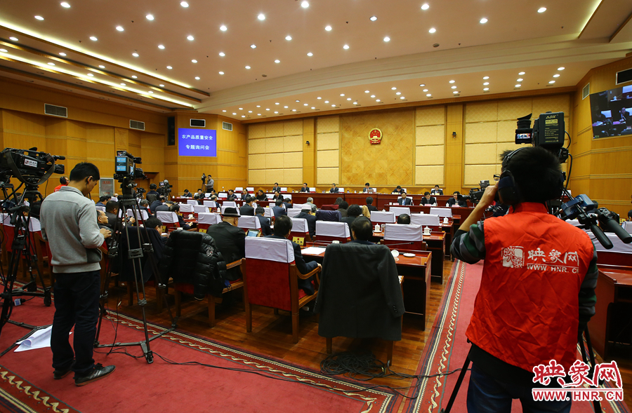 映象網對專題詢問會進行全程直播。 映象網對專題詢問會進行全程直播。