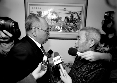 15日，內蒙古高院副院長趙建平（左）帶隊向呼格吉勒圖父母送達再審法律文書。