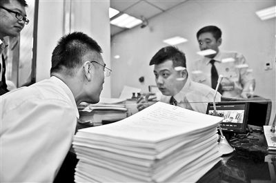 呂律師用行李箱帶著208件供暖糾紛案件的訴訟材料來法院攝影/曹璐 呂律師用行李箱帶著208件供暖糾紛案件的訴訟材料來法院攝影/曹璐