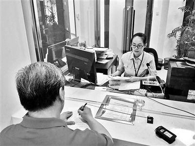 昨天,第一位行政案件立案者冀先生在立案大廳窗口前立案 昨天,第一位行政案件立案者冀先生在立案大廳窗口前立案