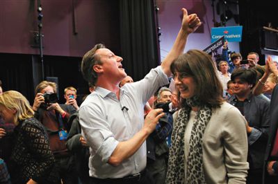 4日,英國巴斯,卡梅倫和妻子薩曼莎到一所女子學校助選。英國大選前夕,主要政黨的領袖們紛紛派妻子去拉選票。 4日,英國巴斯,卡梅倫和妻子薩曼莎到一所女子學校助選。英國大選前夕,主要政黨的領袖們紛紛派妻子去拉選票。