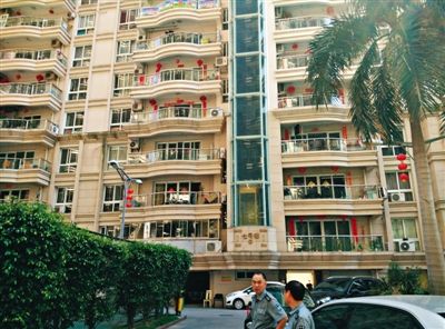 泉州鬧市區刺桐路上一小區。5月5日凌晨,泉州安監局調研員謝清平在7號樓自殺。 泉州鬧市區刺桐路上一小區。5月5日凌晨,泉州安監局調研員謝清平在7號樓自殺。