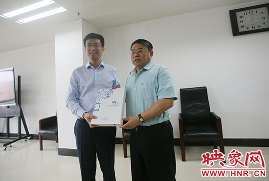 阿里云計算總裁胡曉明向河南省新聞出版廣電局局長朱夏炎遞交《中原云平臺交付手冊》。 阿里云計算總裁胡曉明向河南省新聞出版廣電局局長朱夏炎遞交《中原云平臺交付手冊》。