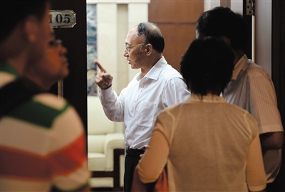 劉鵬局長走出會(huì)場(chǎng)。昨日的足球改革發(fā)展工作會(huì)議上，國家體育總局為中國足球“開了一扇門”。新京報(bào)記者 吳江 攝