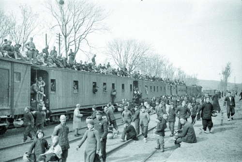 1942年的隴海線上難民如潮 1942年的隴海線上難民如潮