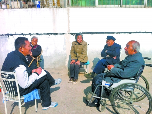 大河報記者與老人們在寶雞座談 大河報記者與老人們在寶雞座談