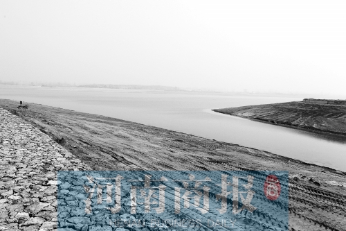 龍湖恰似一彎新月 已蓄水五分之一左右 龍湖恰似一彎新月 已蓄水五分之一左右