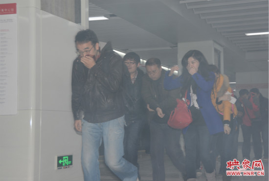 演習中,地鐵乘客從地鐵車廂中跑出。 演習中,地鐵乘客從地鐵車廂中跑出。