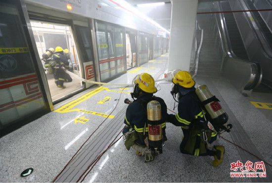 人員疏散完畢后,消防隊員開始滅火 人員疏散完畢后,消防隊員開始滅火