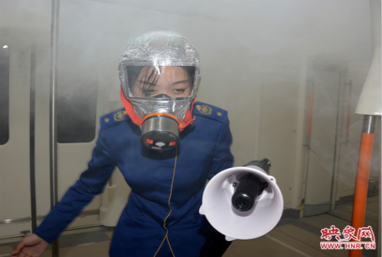 地鐵工作人員疏散乘客后撤離 地鐵工作人員疏散乘客后撤離