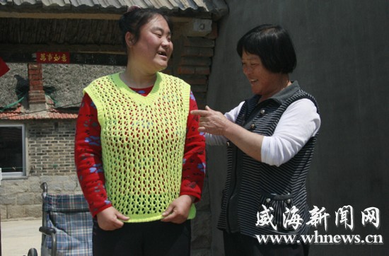 王炳鳳正在陪女兒鍛煉。記者 李偉 攝 王炳鳳正在陪女兒鍛煉。記者 李偉 攝