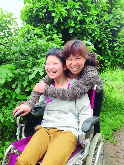 黃揚和母親許秀梅在陽光下好開心。(黃珊攝) 黃揚和母親許秀梅在陽光下好開心。(黃珊攝)