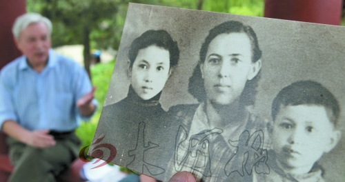 前晚,花甲老人黎遠康特意給遠在哈薩克斯坦的老媽送上了母親節祝福 前晚,花甲老人黎遠康特意給遠在哈薩克斯坦的老媽送上了母親節祝福