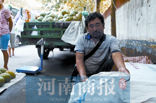 錢包就裝在這個編織袋里,枕在老陳頭下,沒想到還是被偷走了 實習生 唐韜/攝 錢包就裝在這個編織袋里,枕在老陳頭下,沒想到還是被偷走了 實習生 唐韜/攝