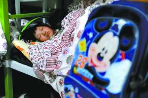 一名兒童昨晚在蘭考縣臨時救助站的房間入睡。新華社發 一名兒童昨晚在蘭考縣臨時救助站的房間入睡。新華社發