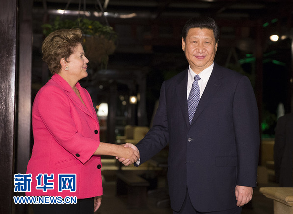 3月27日，國(guó)家主席習(xí)近平在南非德班會(huì)見巴西總統(tǒng)羅塞夫。新華社記者 蘭紅光 攝