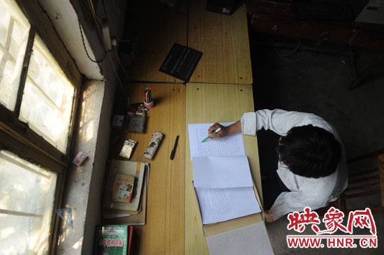 圖為王格現在審閱文件。 圖為王格現在審閱文件。