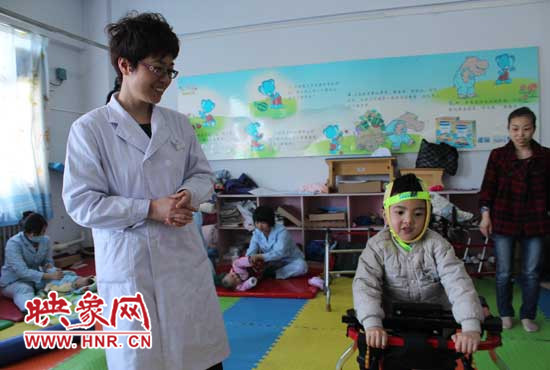 尚清鼓勵患兒進行康復治療 尚清鼓勵患兒進行康復治療