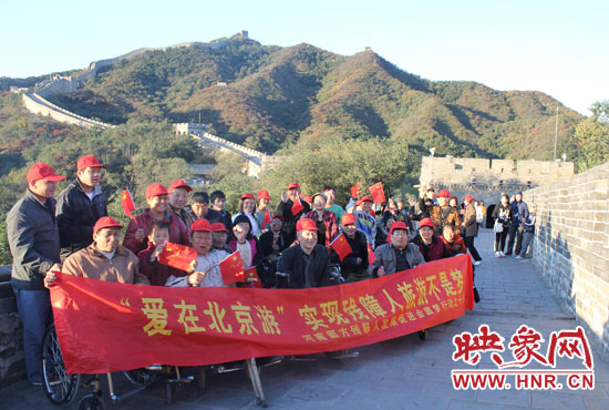 旅游對于殘疾人朋友來說比正常人要困難許多,2011年,劉小琴帶領殘障朋友登上了長城。 旅游對于殘疾人朋友來說比正常人要困難許多,2011年,劉小琴帶領殘障朋友登上了長城。