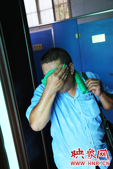 修好設施,從廁所內(nèi)出來時江學銅已滿頭大汗 修好設施,從廁所內(nèi)出來時江學銅已滿頭大汗